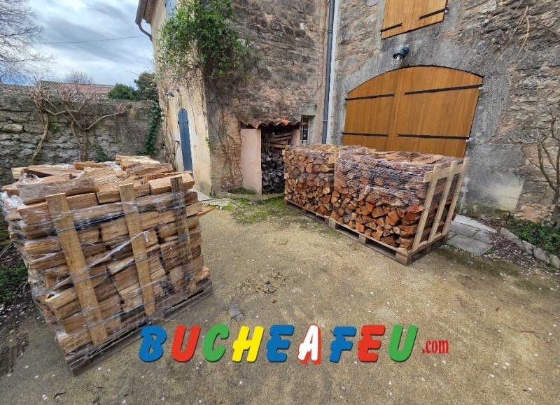 livraison de palettes de votre bois de chauffage rangés sur palette aux alentours de Nîmes 